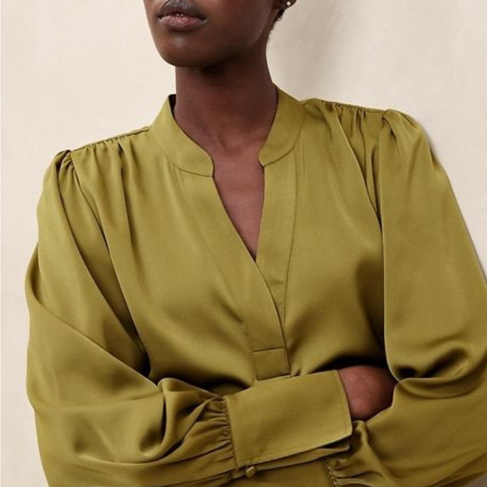Banana Republic Factory Women's Chic Satin Feel Olive Green Blouse Sz M Holiday